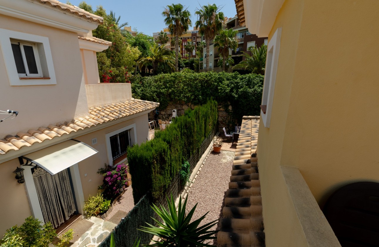 Resale - Villa / Semi-detached - Mutxamel - Club De Golf Bonalba