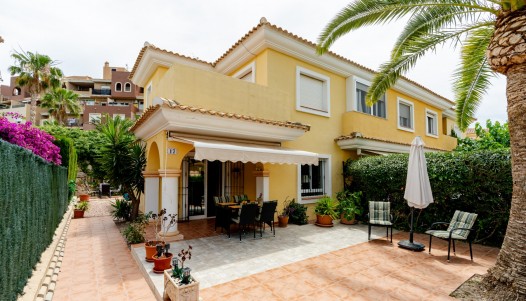 Resale - Villa / Semi-detached - Mutxamel - Club De Golf Bonalba