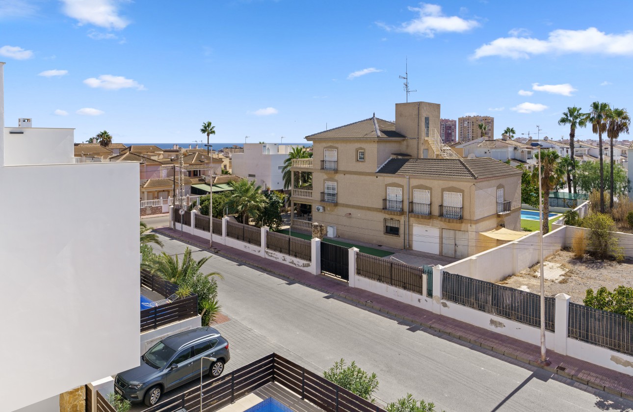 Resale - Villa / parhus - Torrevieja - Aguas Nuevas 