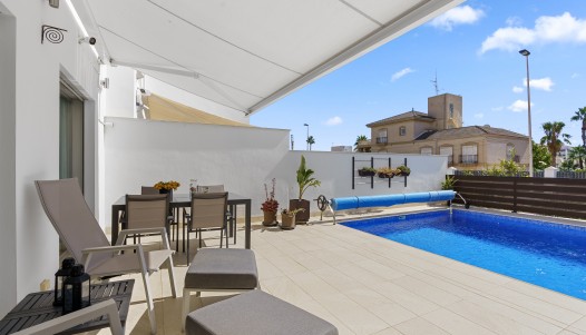 Resale - Villa / Semi-detached - Torrevieja - Aguas Nuevas 