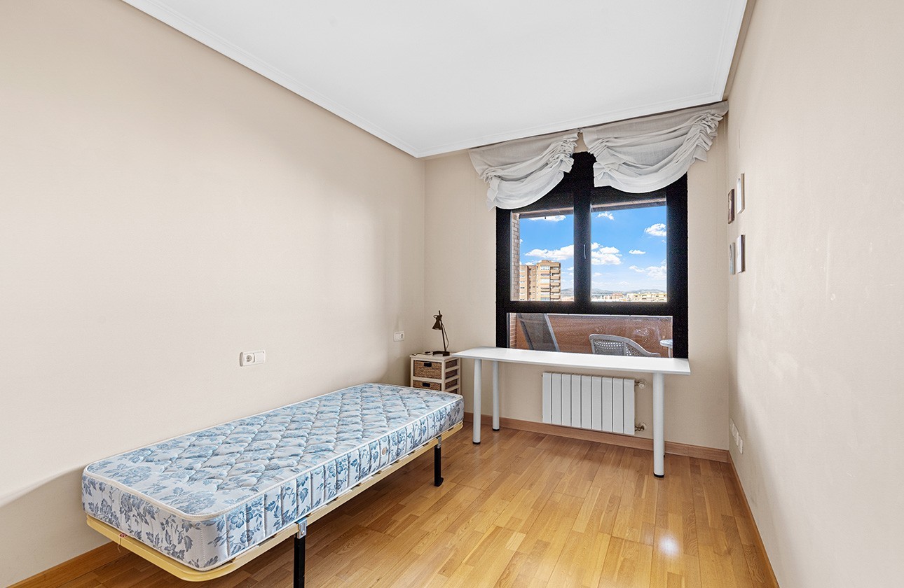 Location longue durée - Apartment - Alicante - Benalúa