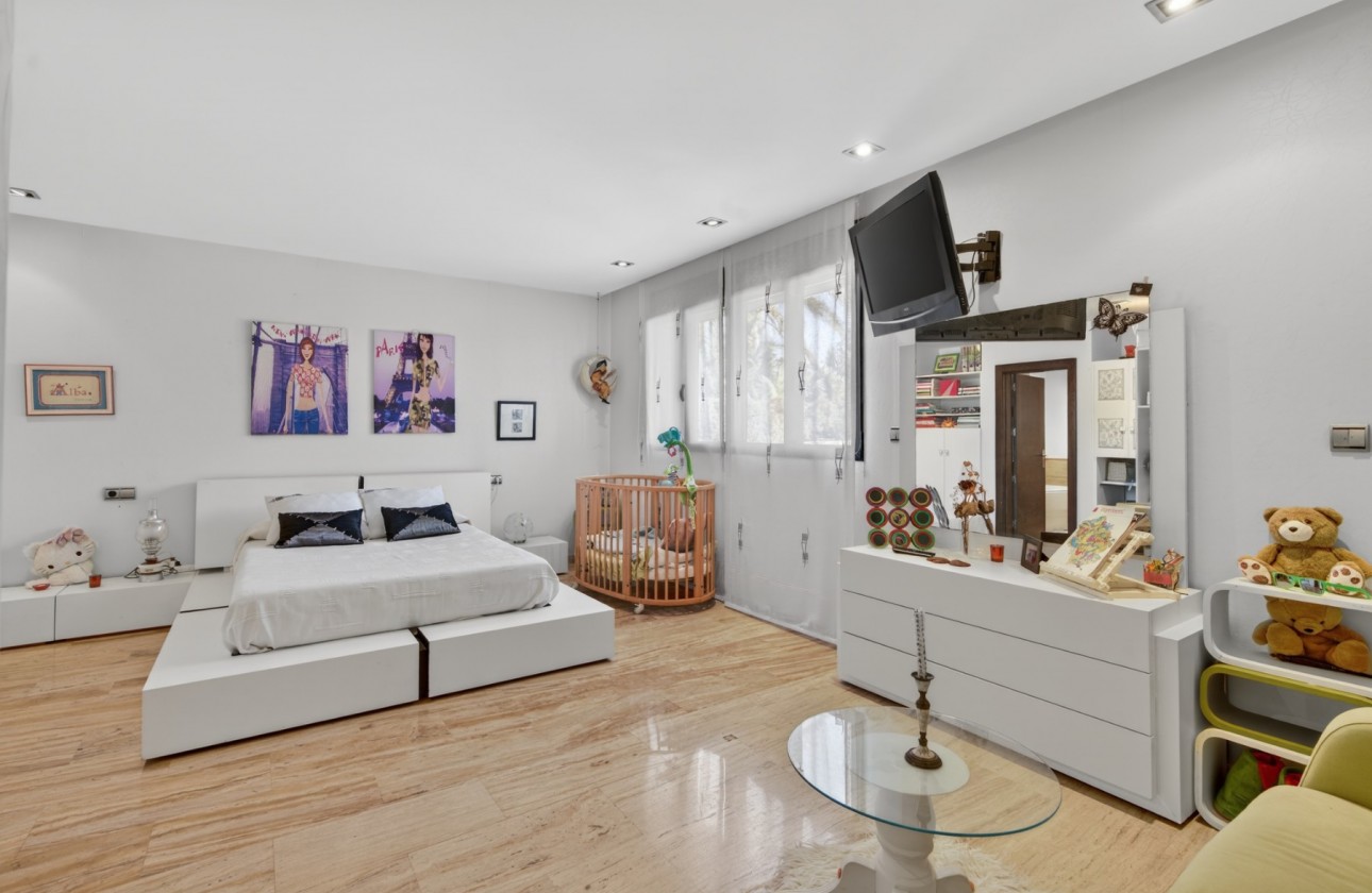 Resale - Villa - Santa Pola