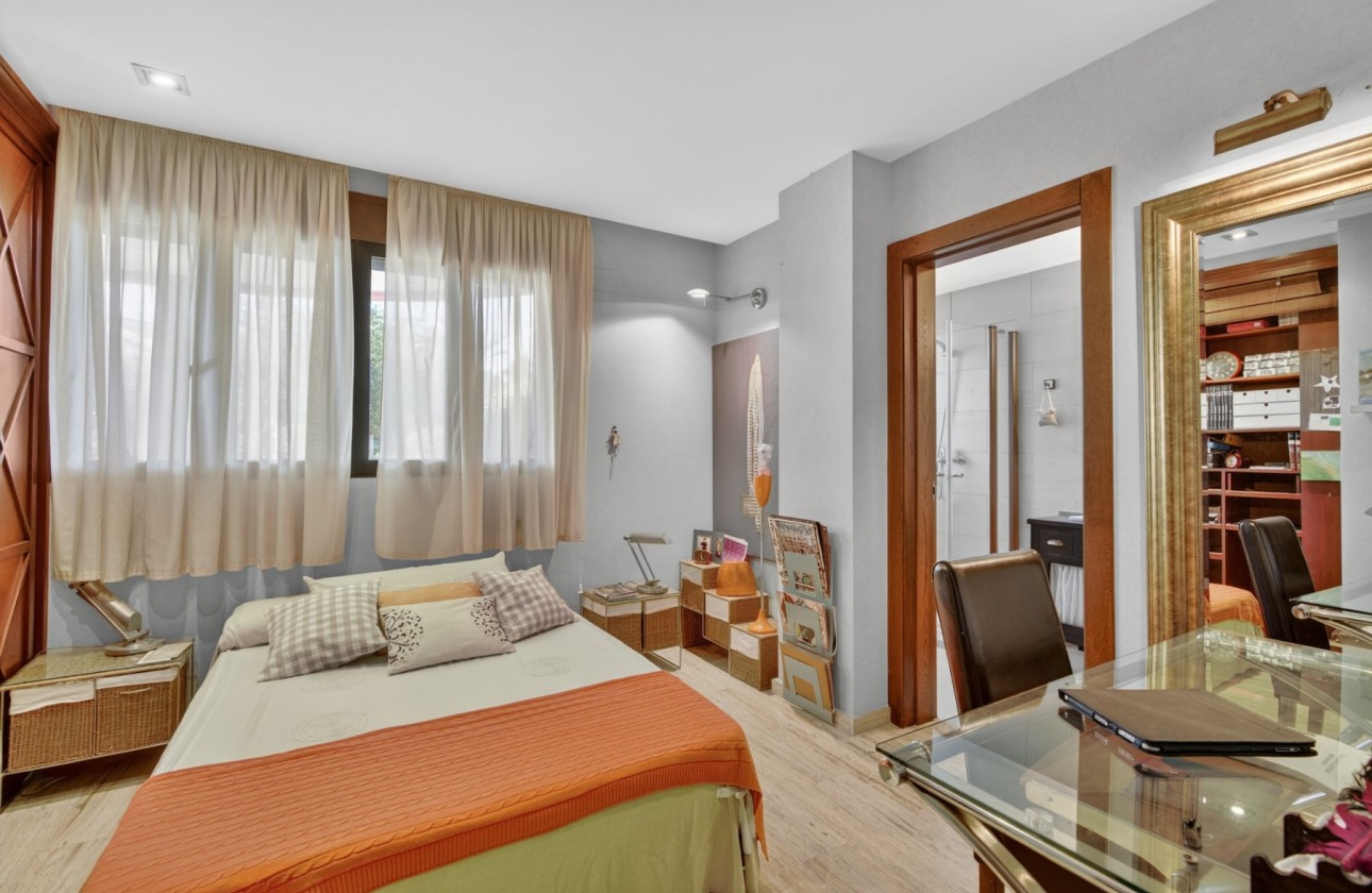 Resale - Villa - Santa Pola