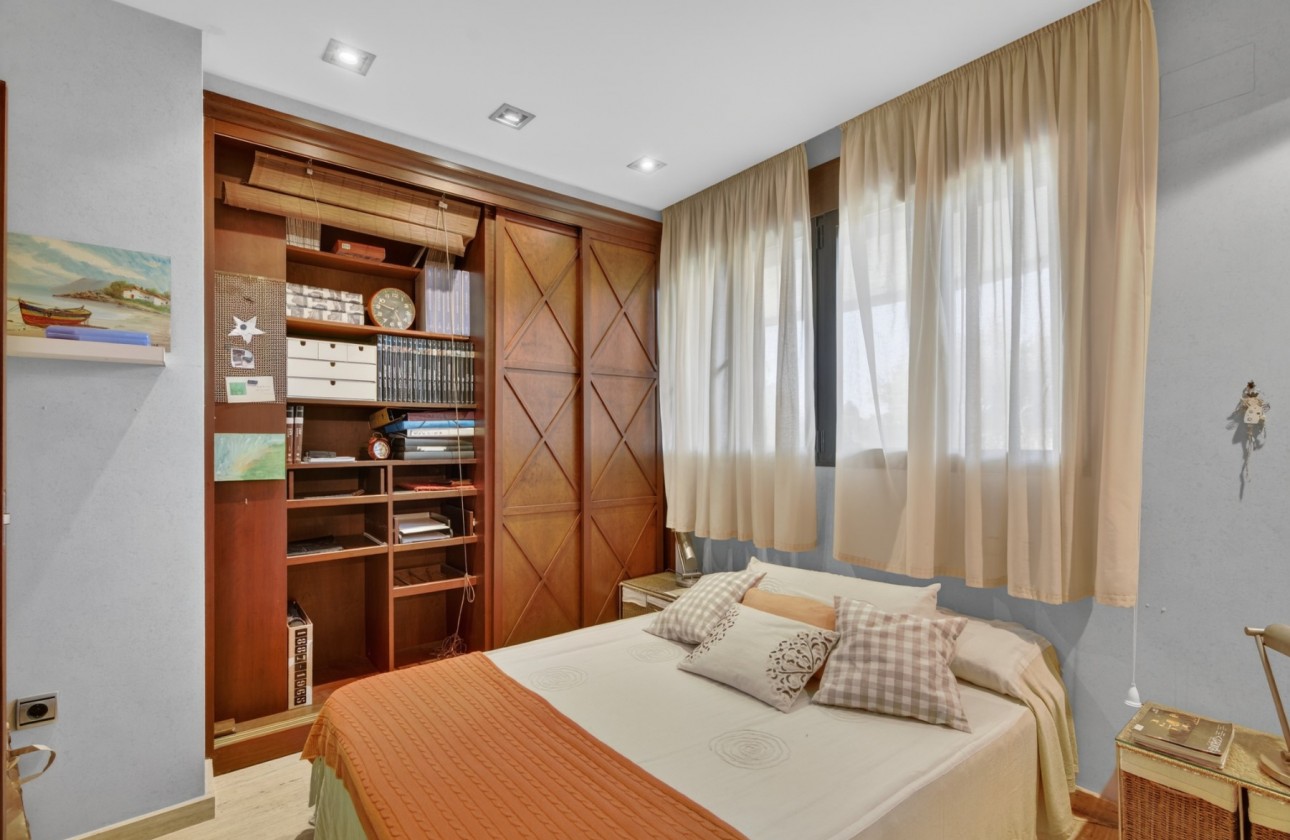 Resale - Villa - Santa Pola