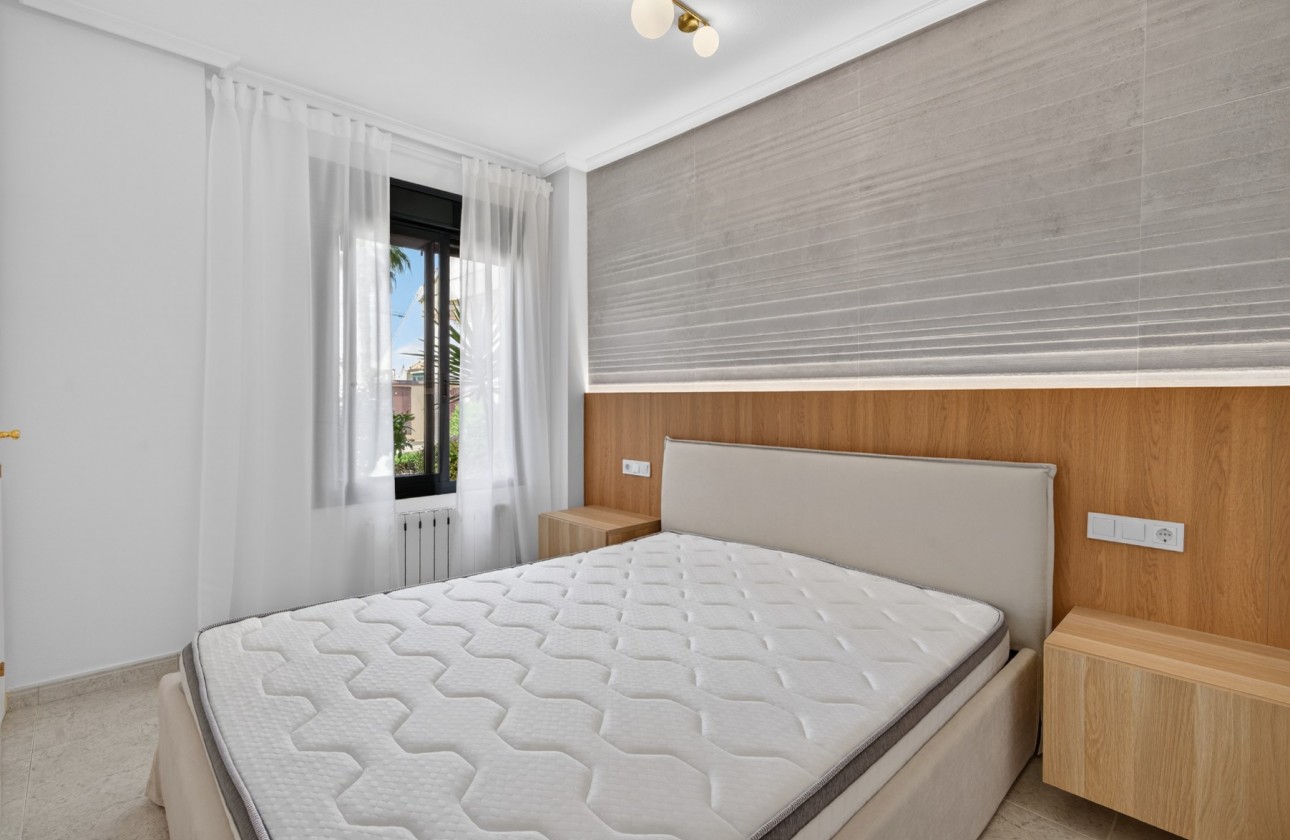 Resale - Apartment - Orihuela Costa - Campoamor