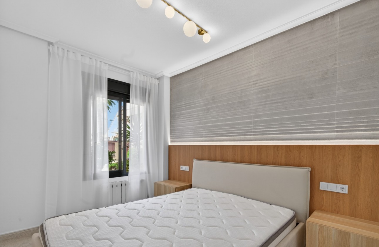 Resale - Apartment - Orihuela Costa - Campoamor