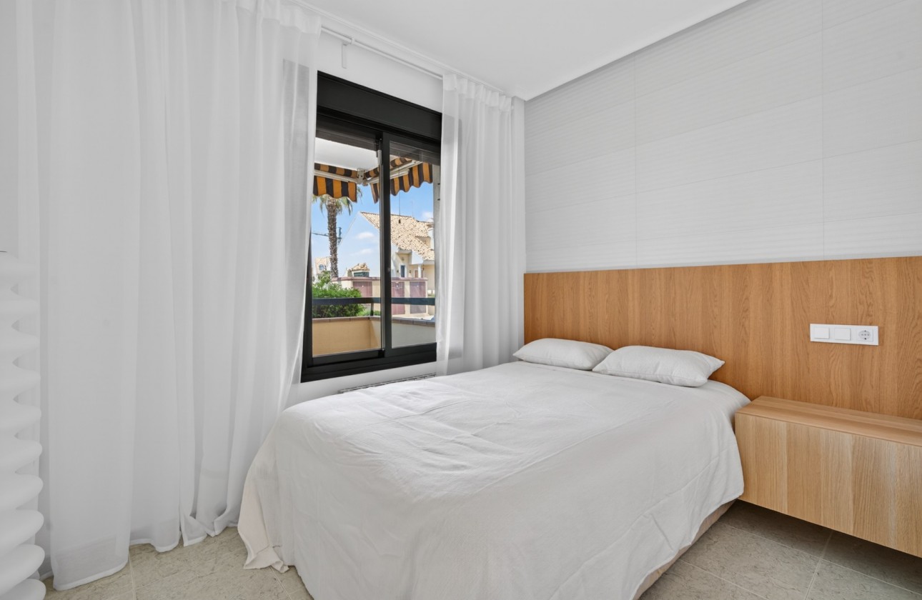 Resale - Apartment - Orihuela Costa - Campoamor